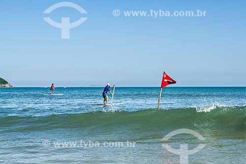  Subject: Practitioner of Paddle Surf - Açores Beach / Place: Pantano do Sul neighborhood - Florianopolis city - Santa Catarina state (SC) - Brazil / Date: 02/2014 