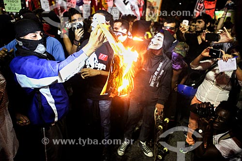  Subject: Demonstrators burning world cup album during a demonstration against the World Cup / Place: City center neighborhood - Rio de Janeiro city - Rio de Janeiro state (RJ) - Brazil / Date: 05/2014 