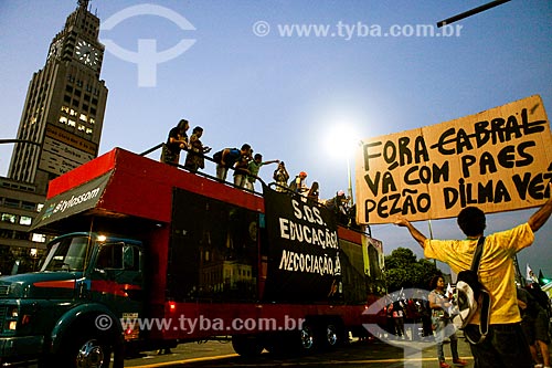  Subject: Teachers and black blocs during a demonstration against the World Cup / Place: City center neighborhood - Rio de Janeiro city - Rio de Janeiro state (RJ) - Brazil / Date: 05/2014 