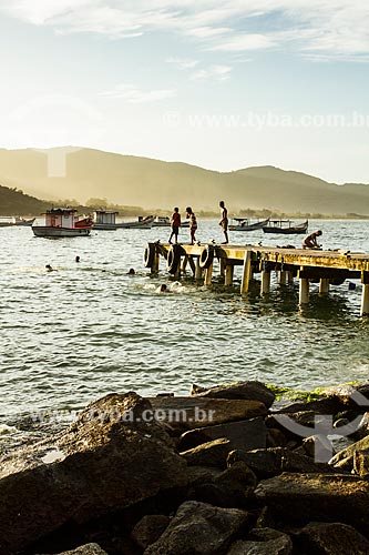  Subject: People on a pier at Armacao Beach / Place: Florianopolis city - Santa Catarina state (SC) - Brazil / Date: 04/2014 