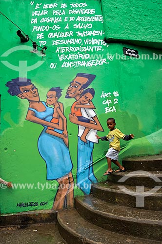  Subject: Boy in stairs with detail of graphite on the wall in the Borel Hill / Place: Tijuca neighborhood - Rio de Janeiro city - Rio de Janeiro state (RJ) - Brazil / Date: 10/2011 