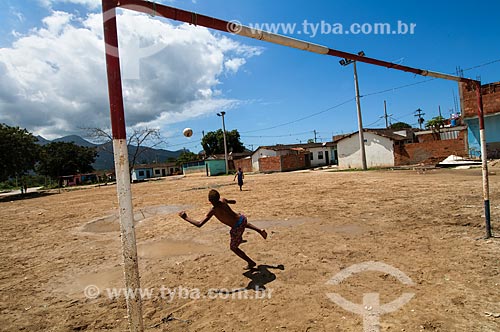  Subject: Boys playing ball / Place: Cidade de Deus neighborhood - Rio de Janeiro city - Rio de Janeiro state (RJ) - Brazil / Date: 10/2011 