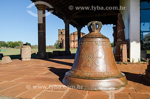 Subject: Bell of the Missions Museum with ruins of Sao Miguel das Missoes Church - Archaeological Site of Sao Miguel Arcanjo / Place: Sao Miguel das Missoes city - Rio Grande do Sul state (RS) - Brazil / Date: 06/2012 
