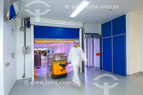  Subject: Employee transporting raw material in a pallet - Pharmaceutical Laboratory Farmaguinhos / Place: Rio de Janeiro city - Rio de Janeiro state (RJ) - Brazil / Date: 08/2010 