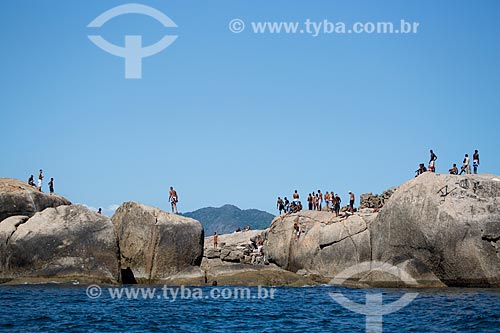  Subject: Peoples - stones near the Piratininga Beach / Place: Piratininga neighborhood - Niteroi city - Rio de Janeiro state (RJ) - Brazil / Date: 03/2014 