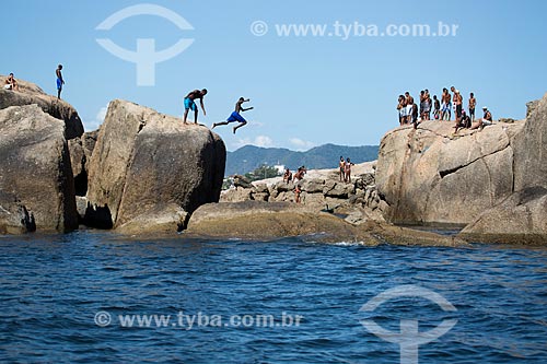  Subject: Peoples jumping in the sea from stones near the Piratininga Beach / Place: Piratininga neighborhood - Niteroi city - Rio de Janeiro state (RJ) - Brazil / Date: 03/2014 