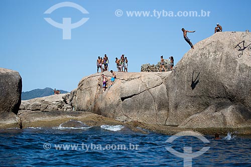  Subject: People jumping in the sea from stones near the Piratininga Beach / Place: Piratininga neighborhood - Niteroi city - Rio de Janeiro state (RJ) - Brazil / Date: 03/2014 