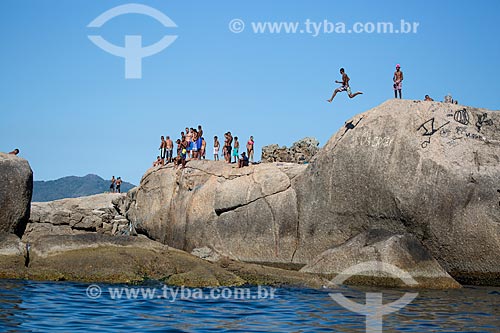  Subject: People jumping in the sea from stones near the Piratininga Beach / Place: Piratininga neighborhood - Niteroi city - Rio de Janeiro state (RJ) - Brazil / Date: 03/2014 