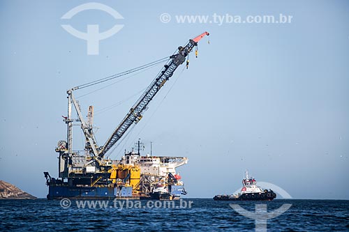  Subject: Crane ship and tugboat - Niteroi coast / Place: Niteroi city - Rio de Janeiro state (RJ) - Brazil / Date: 03/2014 