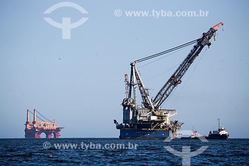  Subject: Oil platform, crane ship and tugboat - Niteroi coast / Place: Niteroi city - Rio de Janeiro state (RJ) - Brazil / Date: 03/2014 