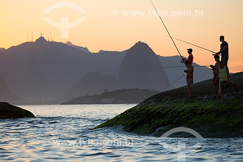 Subject: Fishermen on the rocks between the beaches of Sossego and Camboinhas / Place: Rio de Janeiro city - Rio de Janeiro state (RJ) - Brazil / Date: 03/2014 