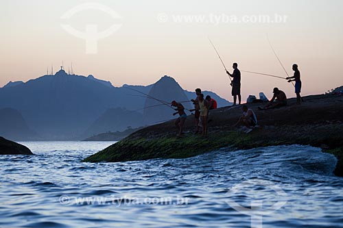  Subject: Fishermen on the rocks between the beaches of Sossego and Camboinhas / Place: Rio de Janeiro city - Rio de Janeiro state (RJ) - Brazil / Date: 03/2014 