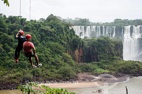  Subject: Tourists rappelling at Iguassu waterfalls on Iguassu National Park / Place: Foz do Iguacu city - Parana state (PR) - Brazil / Date: 04/2014 