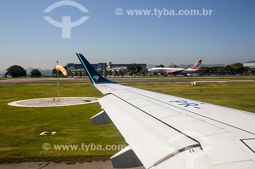  Subject: Detail of airplane wing of Azul Brazilian Airlines - during take-off from Santos Dumont Airport (1936) / Place: City center neighborhood - Rio de Janeiro city - Rio de Janeiro state (RJ) - Brazil / Date: 05/2014 