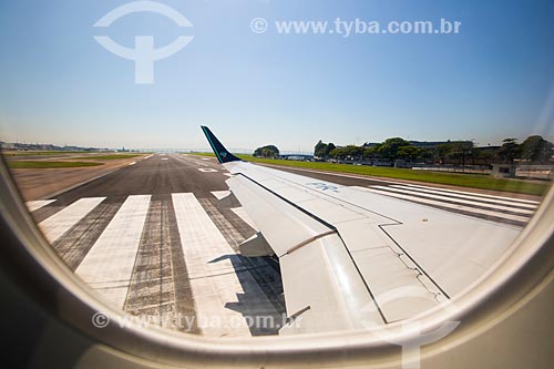  Subject: Detail of airplane wing of Azul Brazilian Airlines - during take-off from Santos Dumont Airport (1936) / Place: City center neighborhood - Rio de Janeiro city - Rio de Janeiro state (RJ) - Brazil / Date: 05/2014 