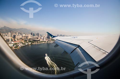  Subject: Detail of airplane wing of Azul Brazilian Airlines during overflight of the Bay of Guanabara / Place: City center neighborhood - Rio de Janeiro city - Rio de Janeiro state (RJ) - Brazil / Date: 05/2014 
