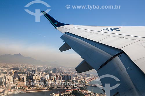  Subject: Detail of airplane wing of Azul Brazilian Airlines during overflight of the Rio de Janeiro city / Place: City center neighborhood - Rio de Janeiro city - Rio de Janeiro state (RJ) - Brazil / Date: 05/2014 