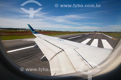  Subject: Detail of airplane wing of Azul Brazilian Airlines during landing - Santa Genoveva Airport (1955) / Place: Goias state (GO) - Brazil / Date: 05/2014 