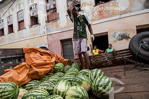  Subject: Worker unloading watermelons of truck in Cachoeira Municipal Market   / Place: Cachoeira city - Bahia state (BA) - Brazil / Date: 12/2010 