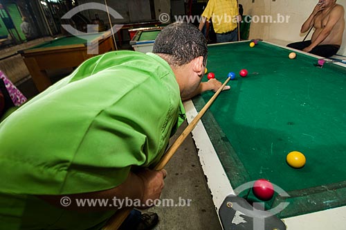  Subject: Man playing pool / Place: Sao Cristovao neighborhood - Rio de Janeiro city - Rio de Janeiro state (RJ) - Brazil / Date: 03/2011 