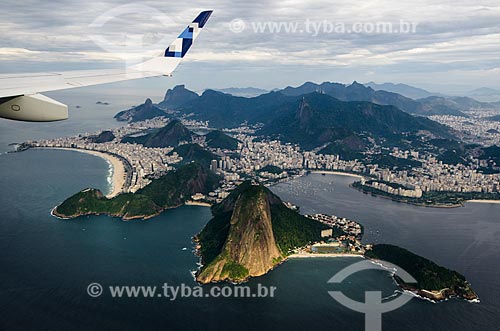  Subject: Airplane flying over the Sugar Loaf / Place: Rio de Janeiro city - Rio de Janeiro state (RJ) - Brazil / Date: 05/2012 