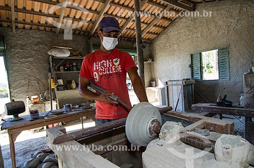  Subject: Potter working on making a vase / Place: Goias city - Goias state (GO) - Brazil / Date: 05/2012 