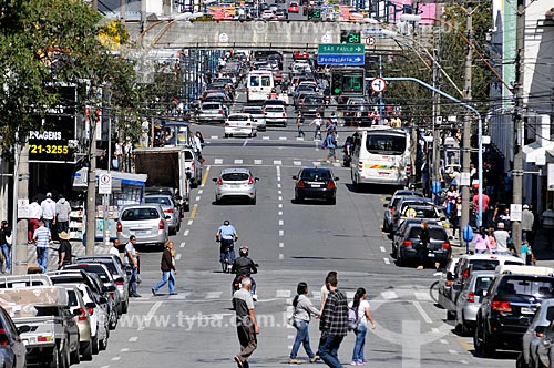  Subject: People crossing the street Assis Figueiredo outside the crosswalk / Place: Poços de Caldas city - Minas Gerais state (MG) - Brazil / Date: 04/2014 