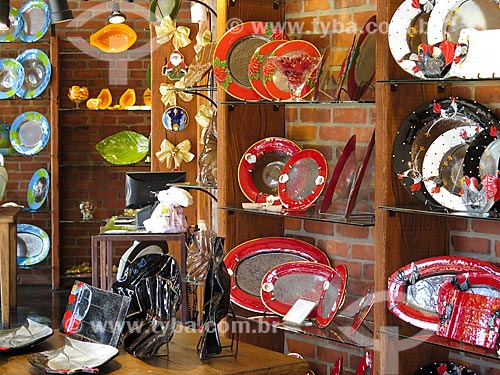  Subject: Glass tableware on sale in feito a dois store / Place: Canela city - Rio Grande do Sul state (RS) - Brazil / Date: 04/2014 