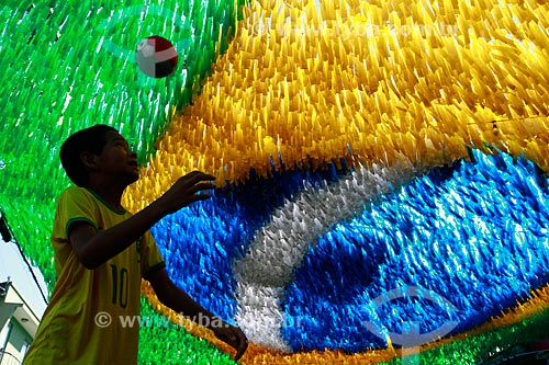  Subject: Boy playing - street adorned with the colors of Brazil for the World Cup / Place: Manaus city - Amazonas state (AM) - Brazil / Date: 06/2014 