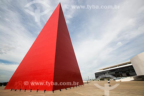  Subject: Monument to Human Rights with the Library of the Oscar Niemeyer Cultural Center (2006) to the right - parts of the Oscar Niemeyer Cultural Center / Place: Goiania city - Goias state (GO) - Brazil / Date: 05/2014 