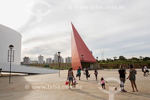  Subject: Contemporary Art Museum - to the right - with the Monument to Human Rights (2006) in the background - parts of the Oscar Niemeyer Cultural Center / Place: Goiania city - Goias state (GO) - Brazil / Date: 05/2014 