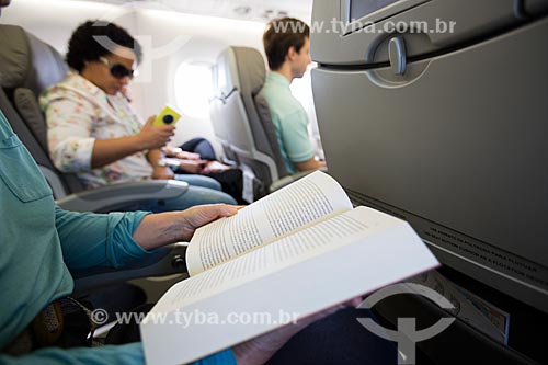  Subject: Passenger reading book during flight - Viracopos International Airport / Place: Campinas city - Sao Paulo state (SP) - Brazil / Date: 05/2014 