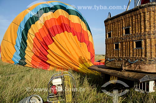  Subject: Balloon deflating after tourist flight in Maasai Mara National Reserve / Place: Rift Valley - Kenya - Africa / Date: 09/2012 