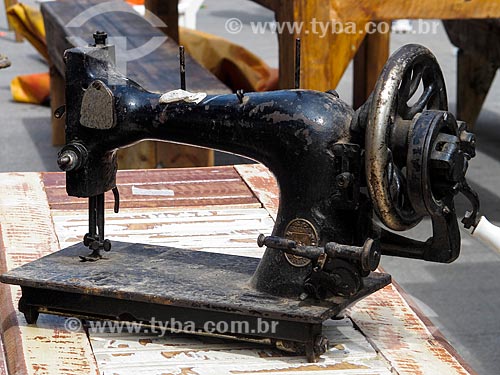  Subject: Sewing machine - Antique fair of Praça XV / Place: City center neighborhood - Rio de Janeiro city - Rio de Janeiro state (RJ) - Brazil / Date: 03/2012 