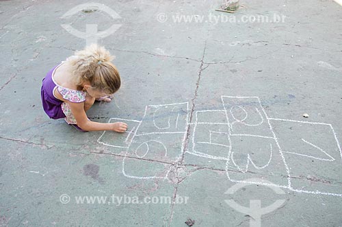  Subject: Girl drawing hopscotch in front of the Port0 Market / Place: Cuiaba city - Mato Grosso state (MT) - Brazil / Date: 07/2013 