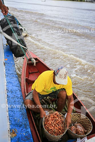  Subject: Boat with products on sale near to boat that making the crossing between Belem (PA) and Manaus (AM) / Place: Breves city - Para state (PA) - Brazil / Date: 03/2014 