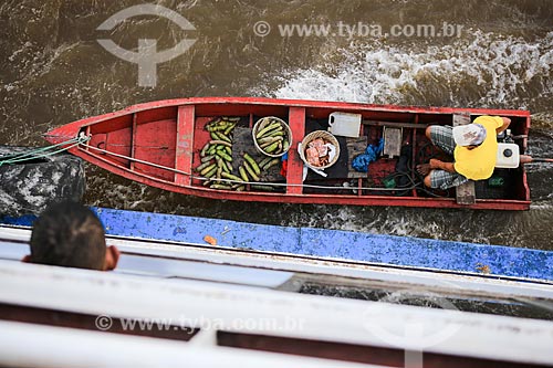  Subject: Motorboat with products on sale near to boat that making the crossing between Belem (PA) and Manaus (AM) / Place: Breves city - Para state (PA) - Brazil / Date: 03/2014 