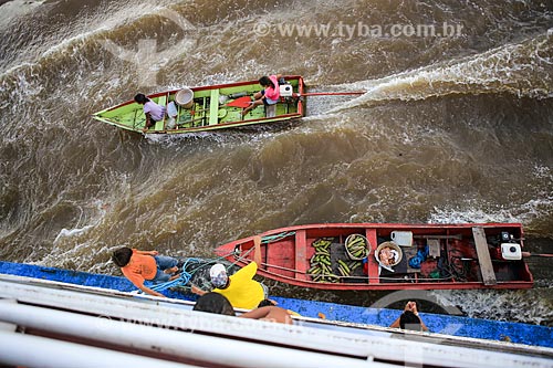  Subject: Motorboat with products on sale near to boat that making the crossing between Belem (PA) and Manaus (AM) / Place: Breves city - Para state (PA) - Brazil / Date: 03/2014 