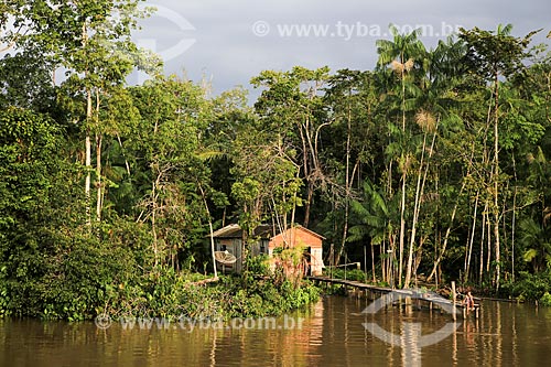  Subject: House on the banks of Tapajuru River near to Breves city / Place: Breves city - Para state (PA) - Brazil / Date: 03/2014 