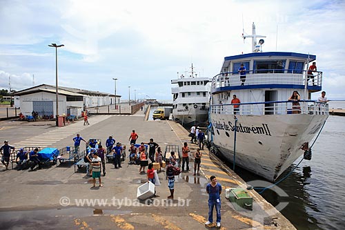  Subject: Passengers boarding - port of Santarem city / Place: Santarem city - Para state (PA) - Brazil / Date: 03/2014 