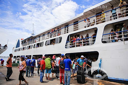  Subject: Passengers boarding - port of Santarem city / Place: Santarem city - Para state (PA) - Brazil / Date: 03/2014 