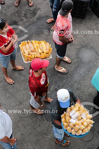  Subject: Street trader of fried banana - strips of pacovan banana frits and salty / Place: Itacoatiara city - Amazonas state (AM) - Brazil / Date: 03/2014 