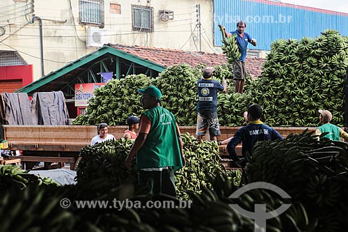  Subject: Unloading of bunchs of bananas unripe - Adolpho Lisboa Municipal Market / Place: Manaus city - Amazonas state (AM) - Brazil / Date: 04/2014 