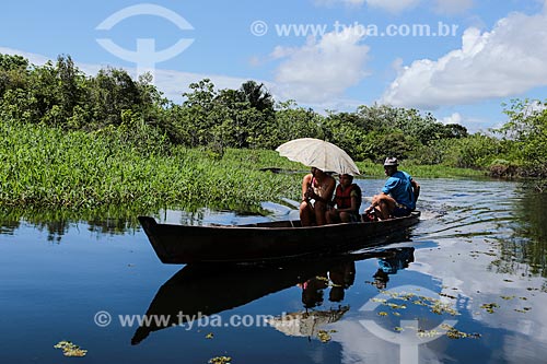  Subject: Family in boat during full of Madeira River / Place: Nazare district - Porto Velho city - Rondonia state (RO) - Brazil / Date: 04/2014 