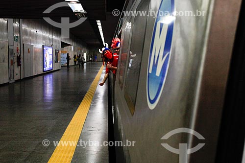  Subject: Soccer fans of Chile in Rio Subway - Carioca Subway Station - going to the match between Spain x Chile / Place: City center neighborhood - Rio de Janeiro city - Rio de Janeiro state (RJ) - Brazil / Date: 06/2014 