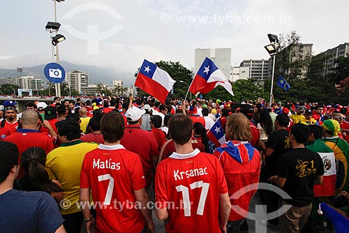  Subject: Soccer fans of Chile near to Journalist Mario Filho Stadium - also known as Maracana - coming to the match between Spain x Chile / Place: Maracana neighborhood - Rio de Janeiro city - Rio de Janeiro state (RJ) - Brazil / Date: 06/2014 