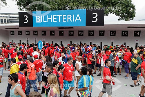  Subject: Soccer fans of Chile near to box office of Journalist Mario Filho Stadium - also known as Maracana - coming to the match between Spain x Chile / Place: Maracana neighborhood - Rio de Janeiro city - Rio de Janeiro state (RJ) - Brazil / Date: 