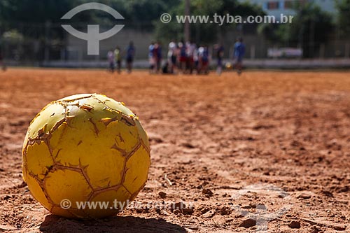  Subject: Boys playing soccer - ground field near to Corinthians Arena / Place: Itaquera neighborhood - Sao Paulo city - Sao Paulo state (SP) - Brazil / Date: 06/2014 