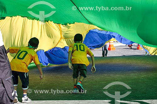  Subject: Children under brazilian flag near to Corinthians Arena / Place: Itaquera neighborhood - Sao Paulo city - Sao Paulo state (SP) - Brazil / Date: 06/2014 