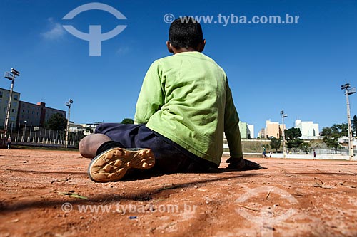 Subject: Boy playing soccer - ground field near to Corinthians Arena / Place: Itaquera neighborhood - Sao Paulo city - Sao Paulo state (SP) - Brazil / Date: 06/2014 
